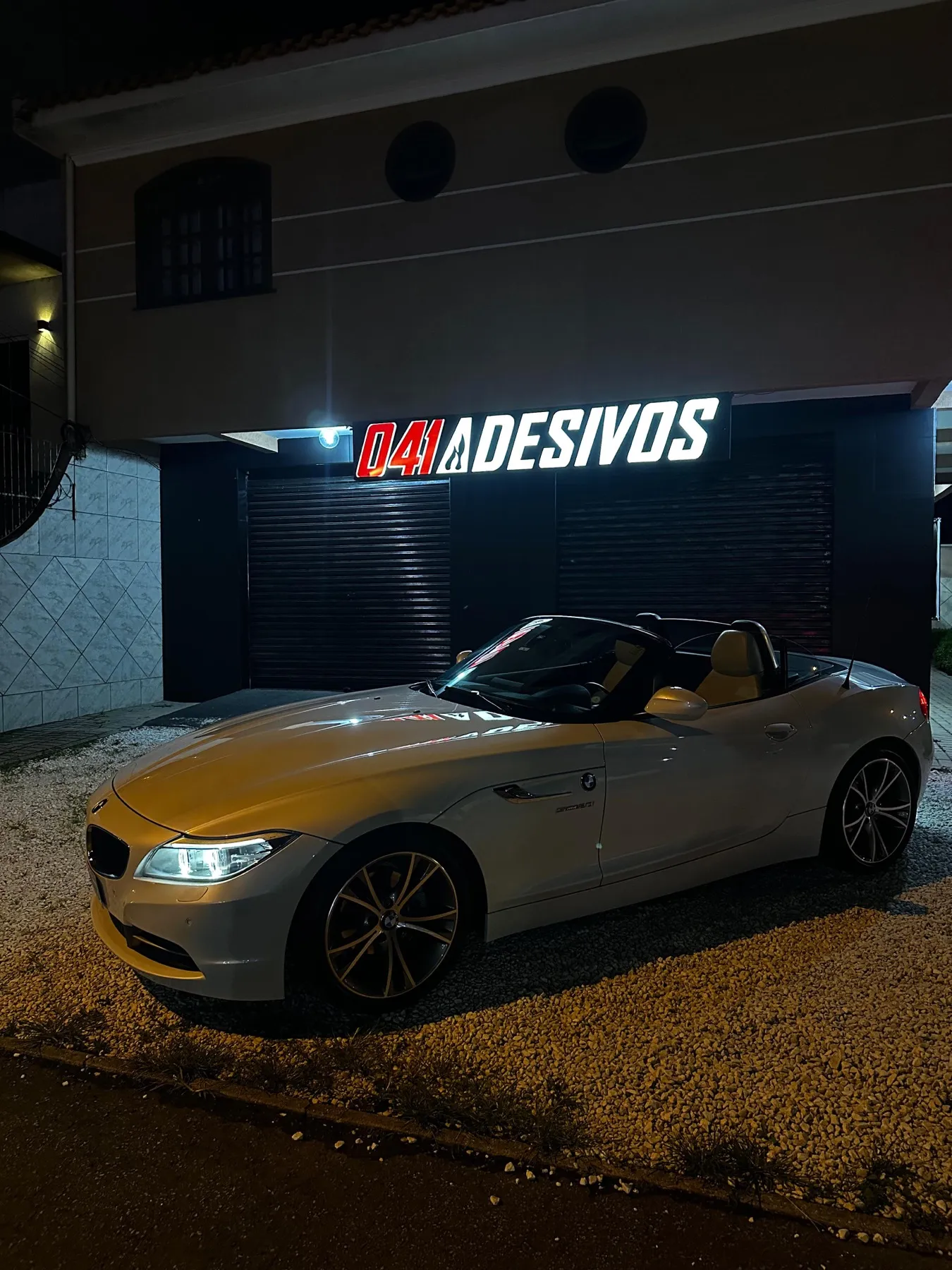 BMW Z4 conversível prata na fachada da 041 à noite