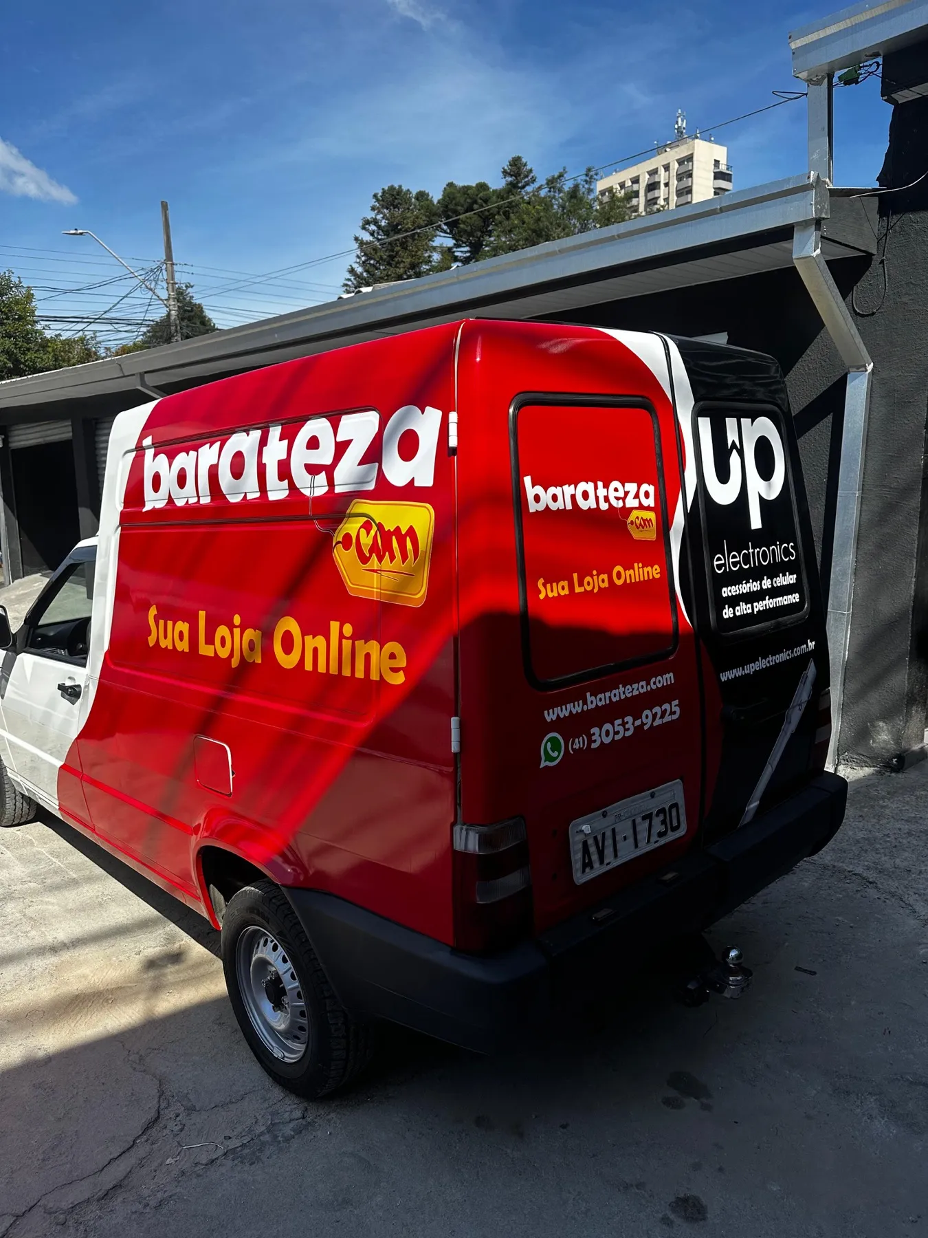 Fiat Fiorino vermelha com envelopamento Barateza.com