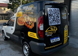 Fiat Doblò preta com envelopamento da DNA do Pizza