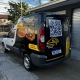 Fiat Doblò preta com envelopamento da DNA do Pizza