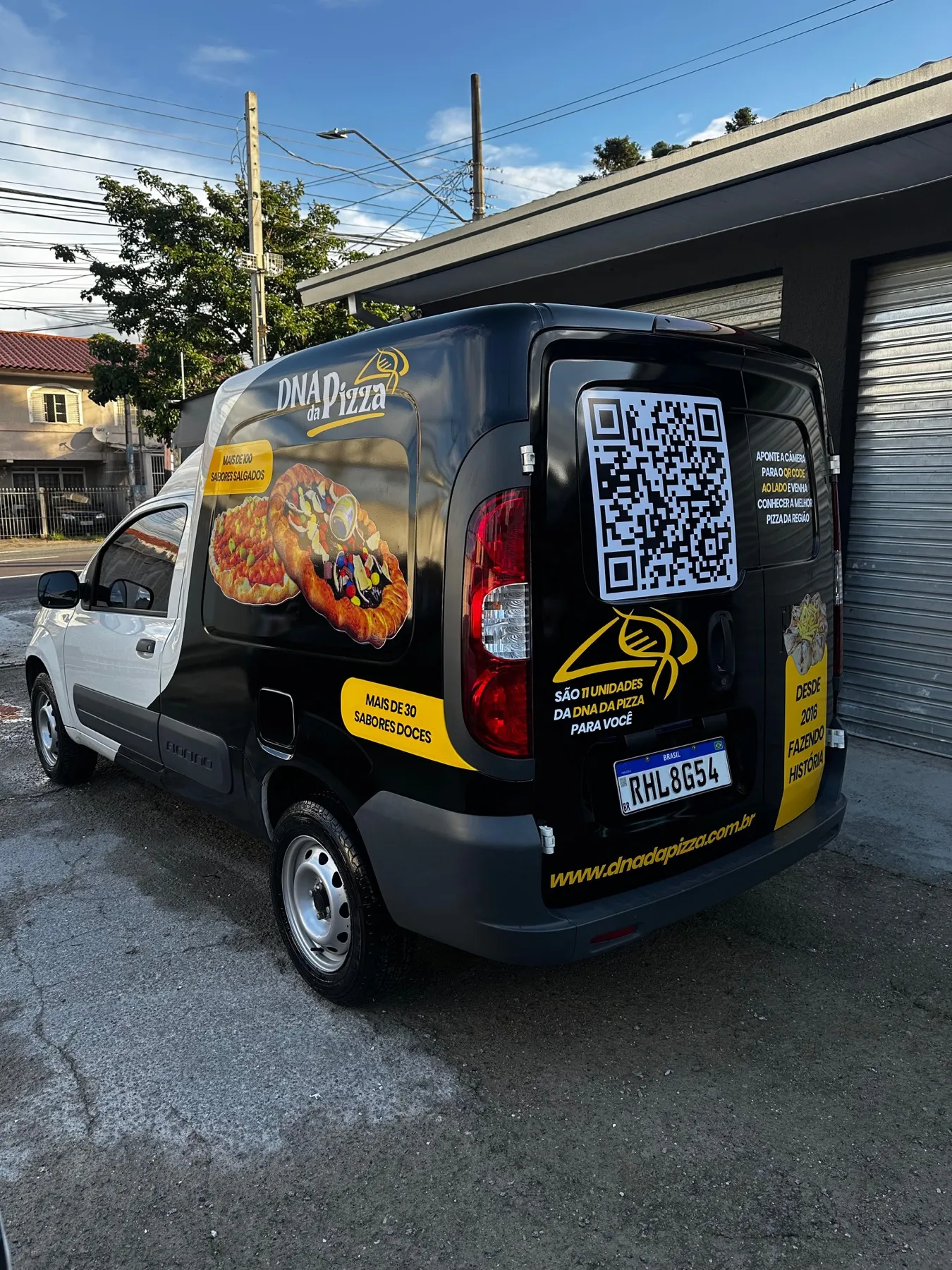 Fiat Doblò preta com envelopamento da DNA do Pizza
