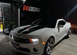 Chevrolet Camaro SS branco com faixas pretas no capô e teto