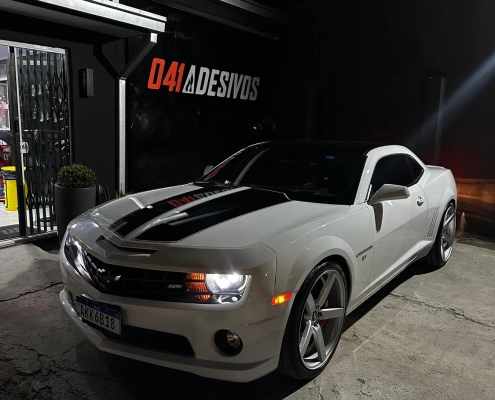 Chevrolet Camaro SS branco com faixas pretas no capô e teto