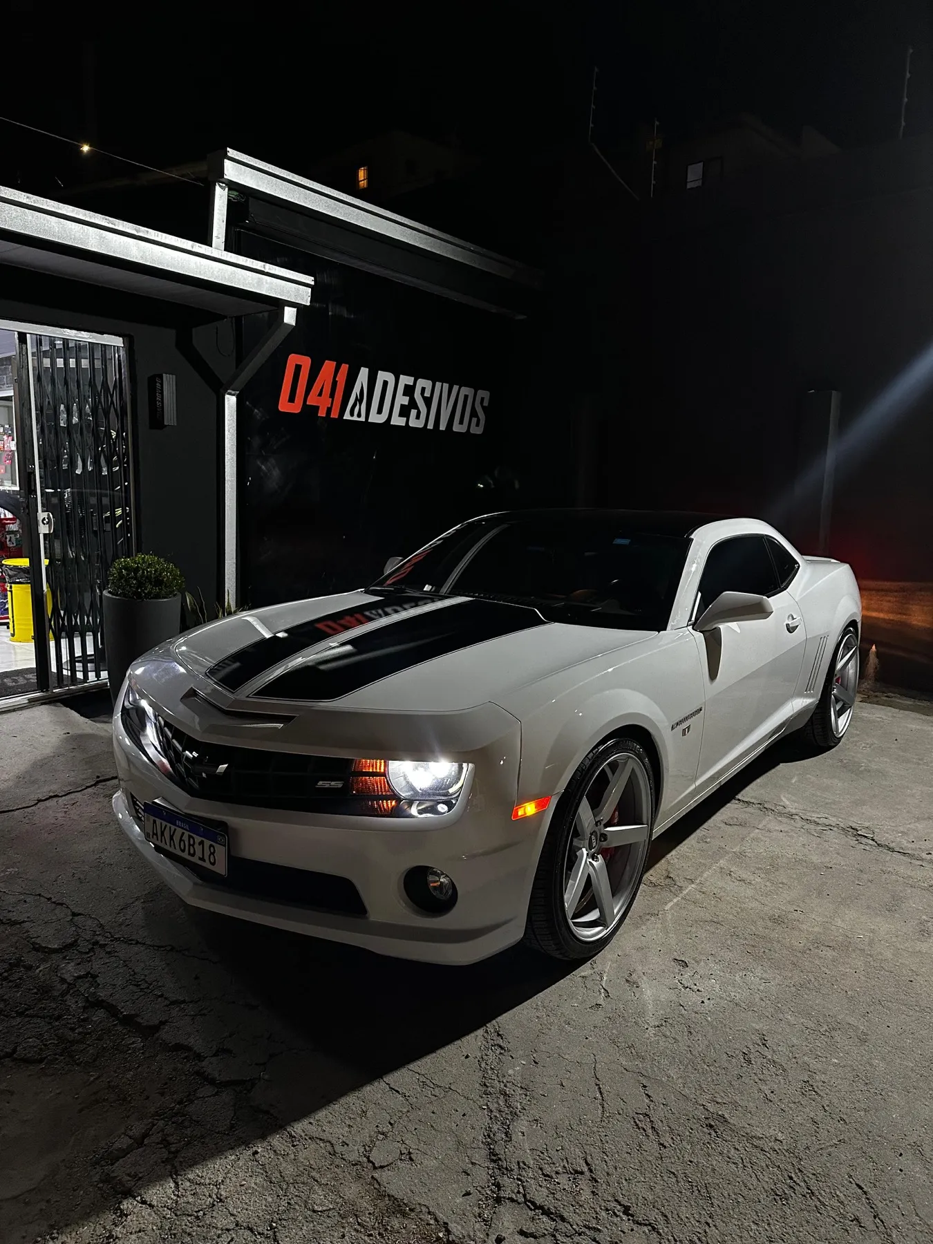 Chevrolet Camaro SS branco com faixas pretas no capô e teto