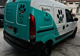 Renault Kangoo com plotagem de pet shop em verde água