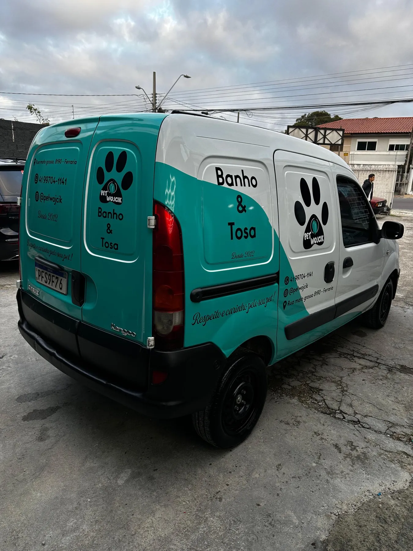 Renault Kangoo com plotagem de pet shop em verde água