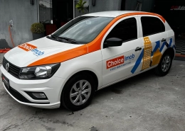 Volkswagen Gol branco com plotagem Choice Imob laranja e azul