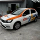 Volkswagen Gol branco com plotagem Choice Imob laranja e azul