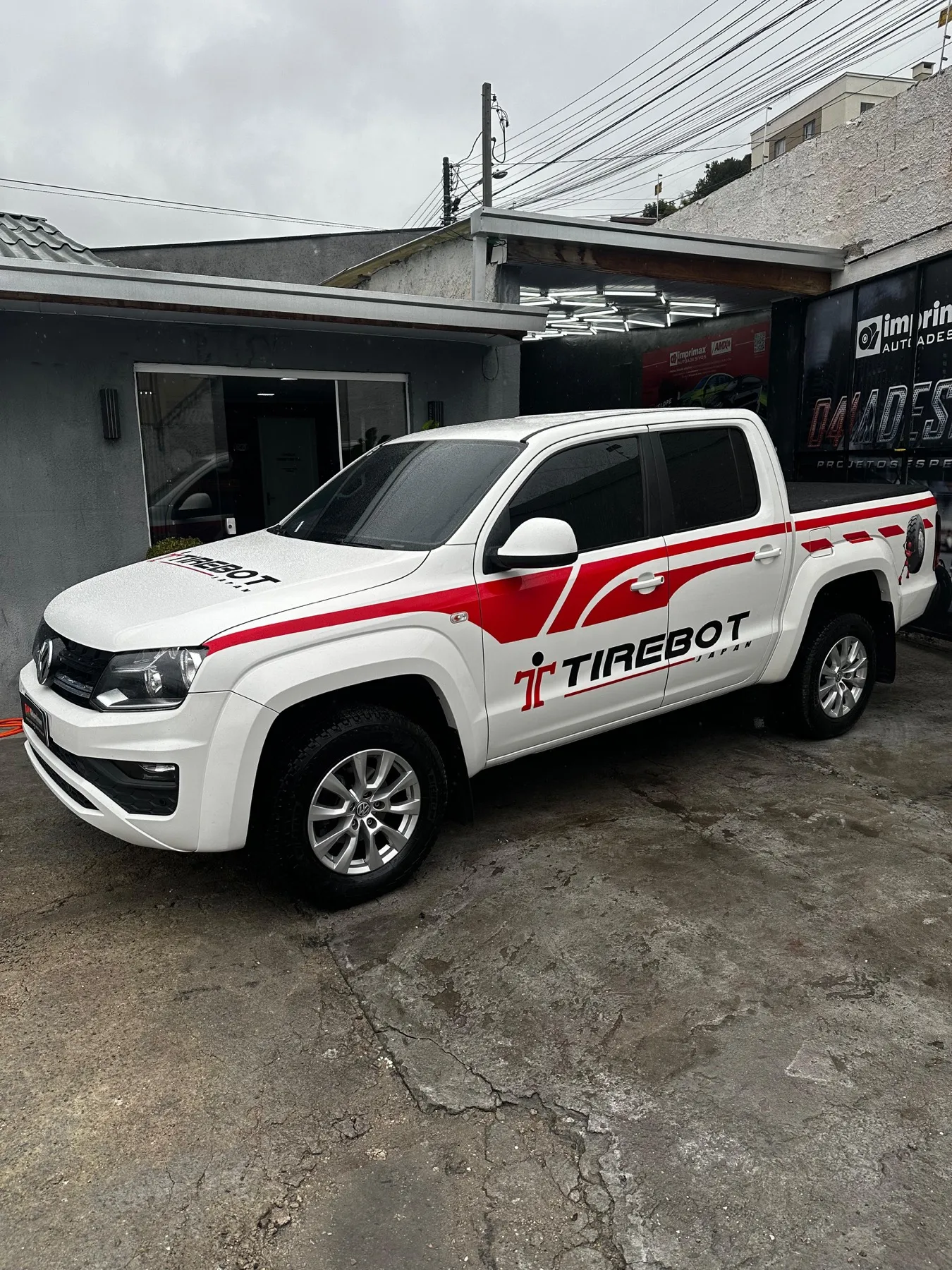 VW Amarok branca com plotagem esportiva vermelha Tirebot