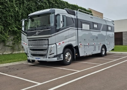 Motorhome sobre chassi Volvo FH prata estacionado