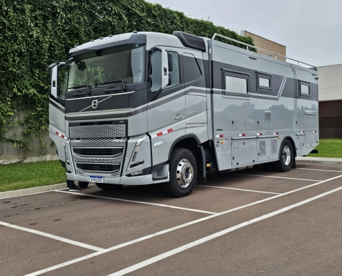 Motorhome sobre chassi Volvo FH prata estacionado