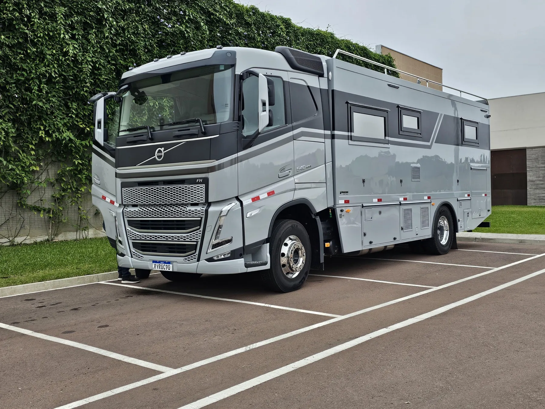 Motorhome sobre chassi Volvo FH prata estacionado