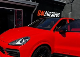 Porsche Cayenne Turbo S envelopado em vermelho