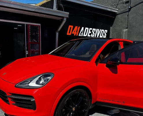 Porsche Cayenne Turbo S envelopado em vermelho