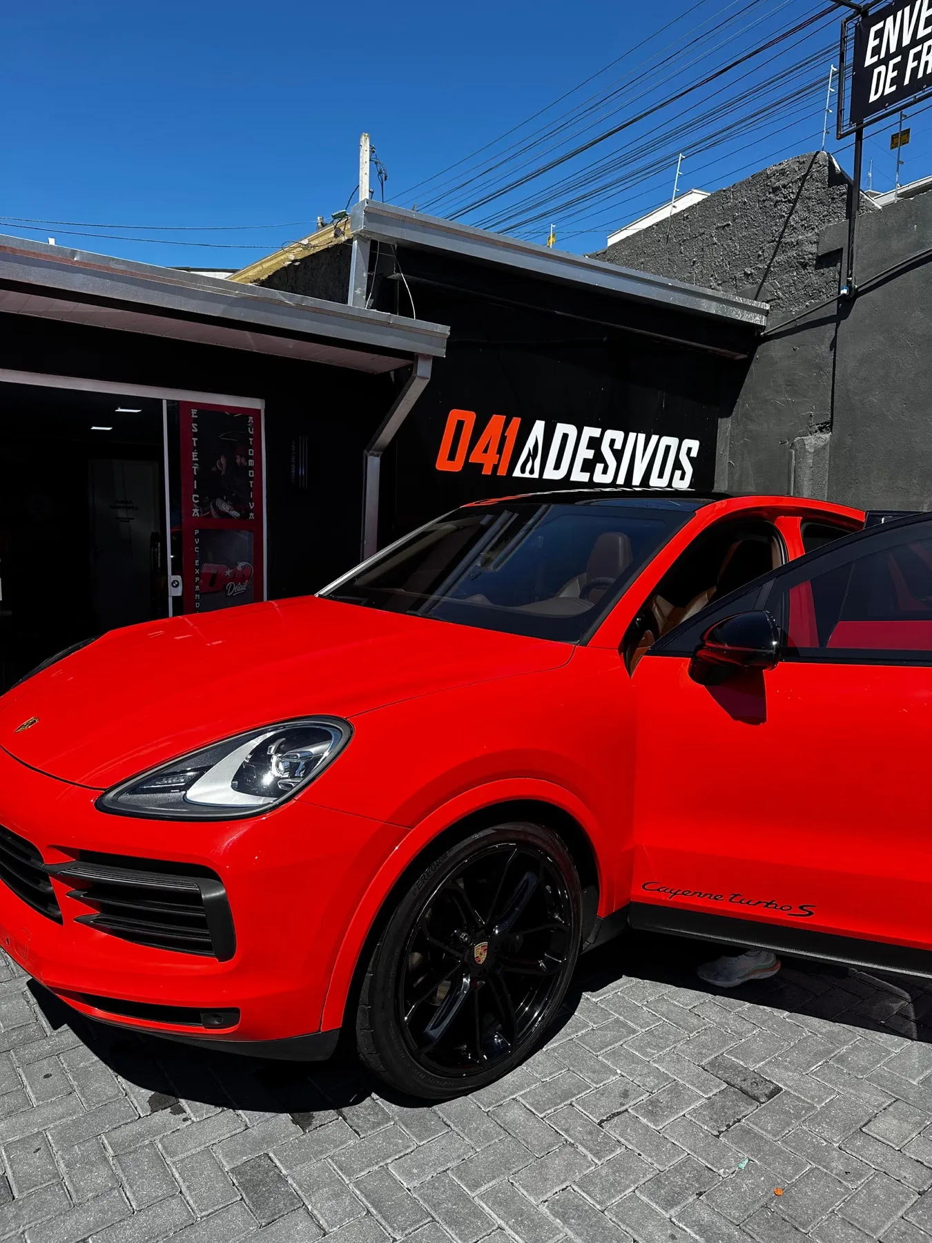 Porsche Cayenne Turbo S envelopado em vermelho