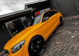 Mercedes-Benz Classe C envelopado em amarelo