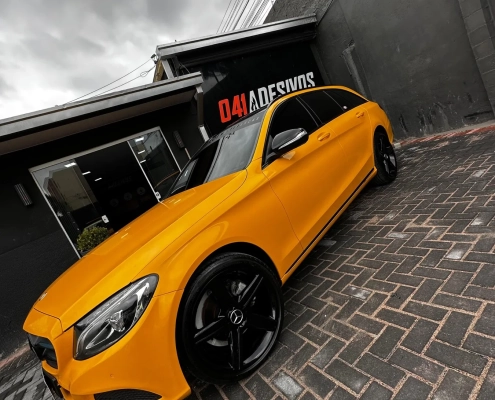 Mercedes-Benz Classe C envelopado em amarelo