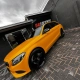Mercedes-Benz Classe C envelopado em amarelo