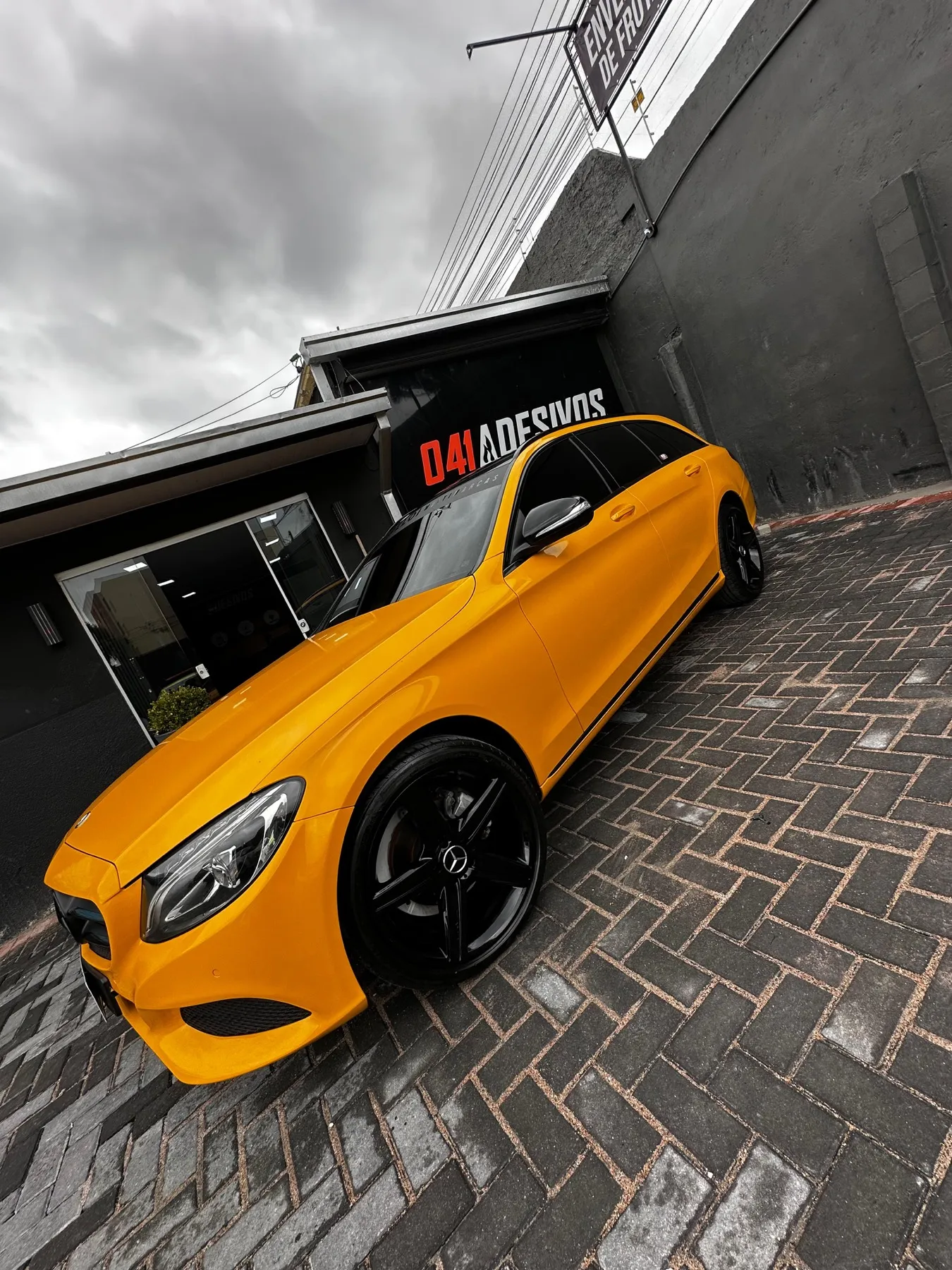 Mercedes-Benz Classe C envelopado em amarelo