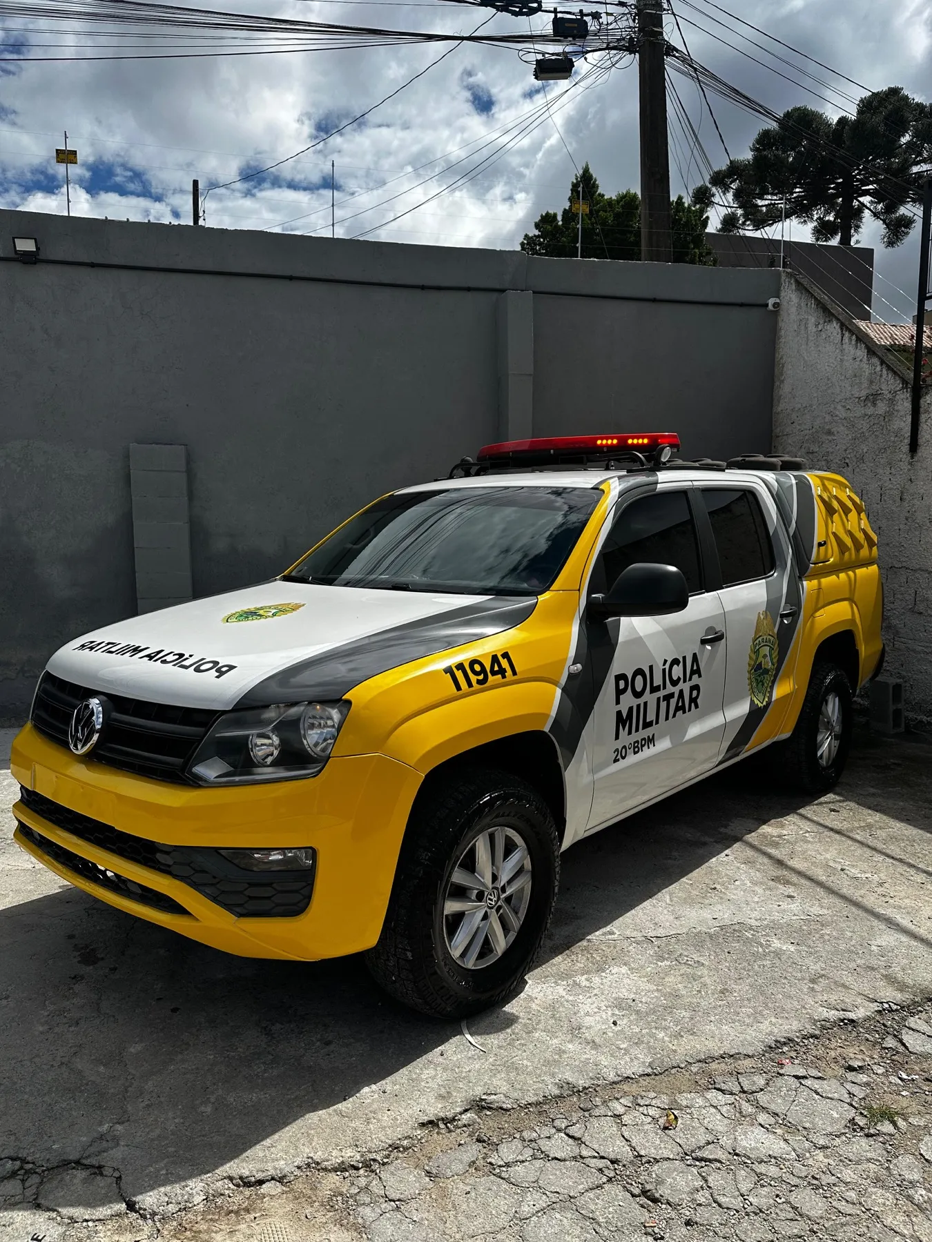 Viatura Volkswagen Amarok da Polícia Militar amarela e preta