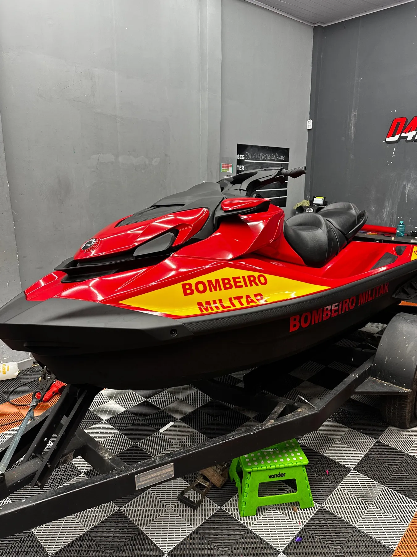 Jet ski plotado do Bombeiro Militar na oficina