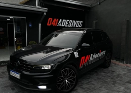 Volkswagen Tiguan preto com a marca 041 Adesivos aplicada