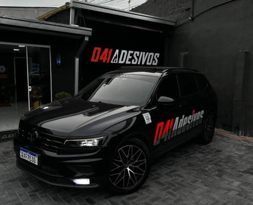 Volkswagen Tiguan preto com a marca 041 Adesivos aplicada