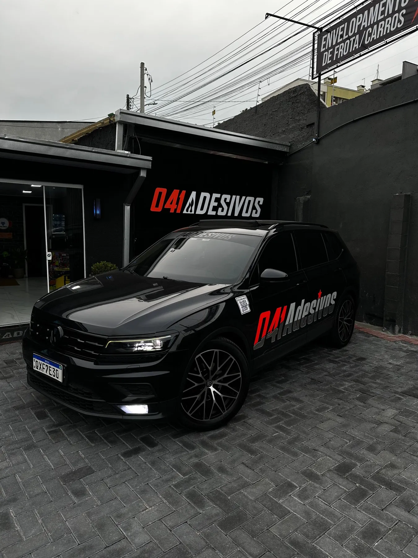 Volkswagen Tiguan preto com a marca 041 Adesivos aplicada