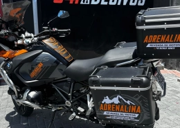 Moto trail BMW R 1200 GS com baús plotados Adrenalina