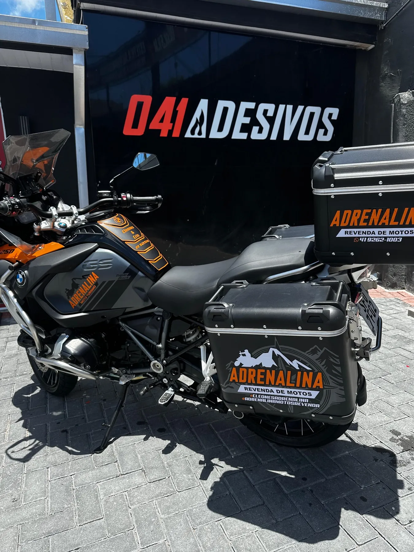 Moto trail BMW R 1200 GS com baús plotados Adrenalina