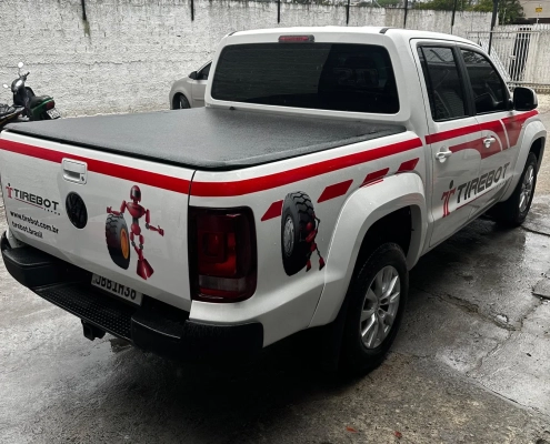 Traseira de VW Amarok Tirebot com mascote de pneus