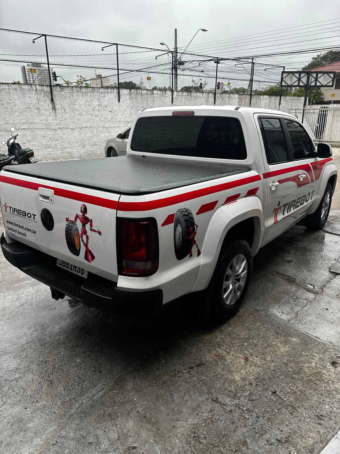 Traseira de VW Amarok Tirebot com mascote de pneus