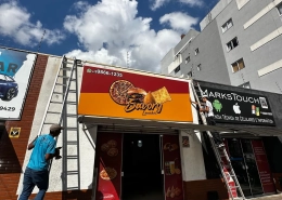 Instalação de letreiro luminoso da lanchonete Danny Lanches