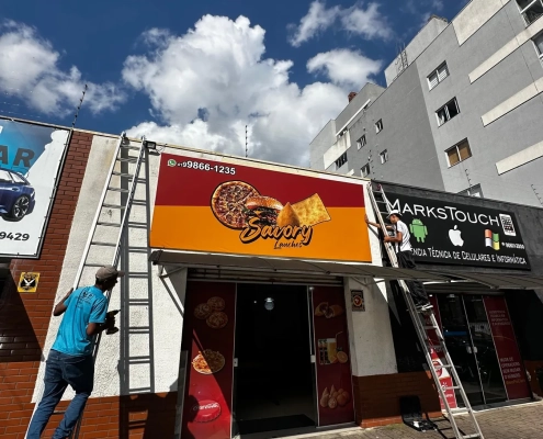 Instalação de letreiro luminoso da lanchonete Danny Lanches