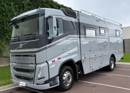 Motorhome de luxo sobre chassi Volvo FH 540 prata