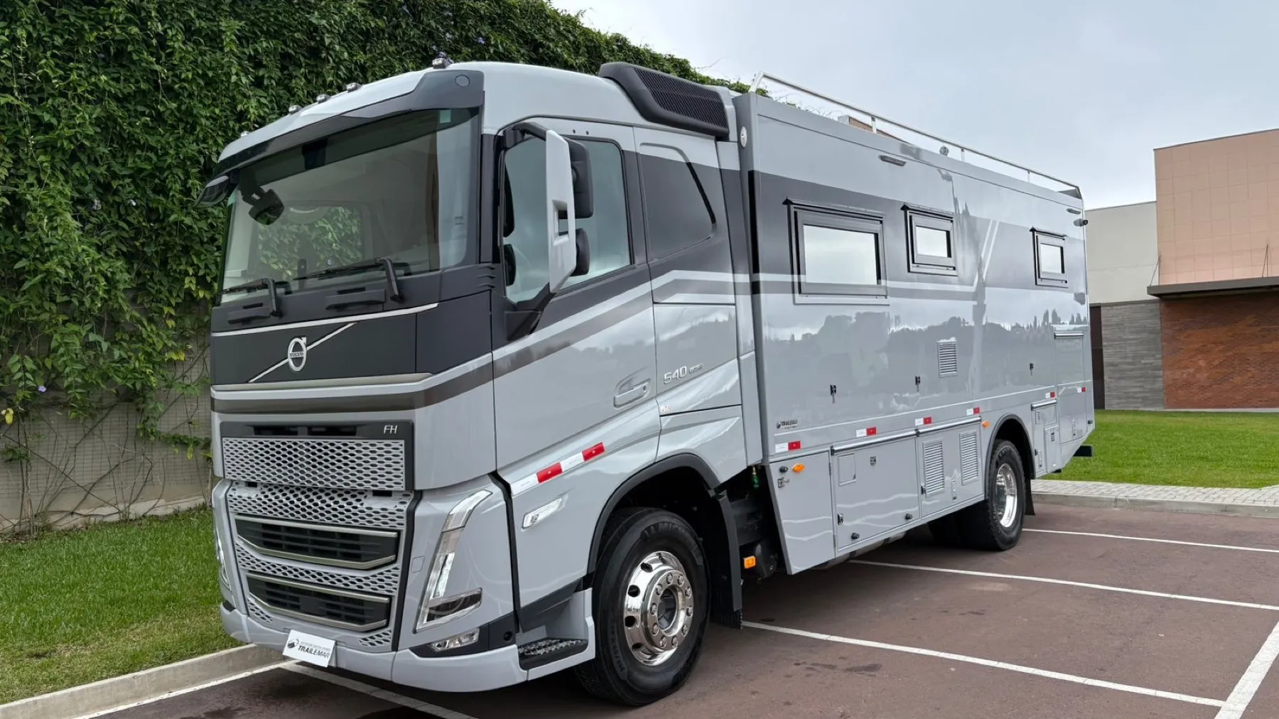Motorhome de luxo sobre chassi Volvo FH 540 prata