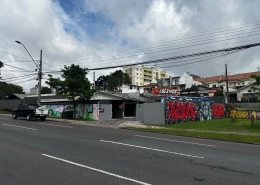 Vista da rua com a fachada da loja 041 Adesivos em Curitiba