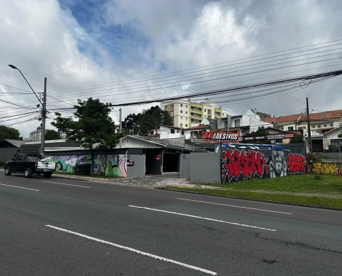 Vista da rua com a fachada da loja 041 Adesivos em Curitiba