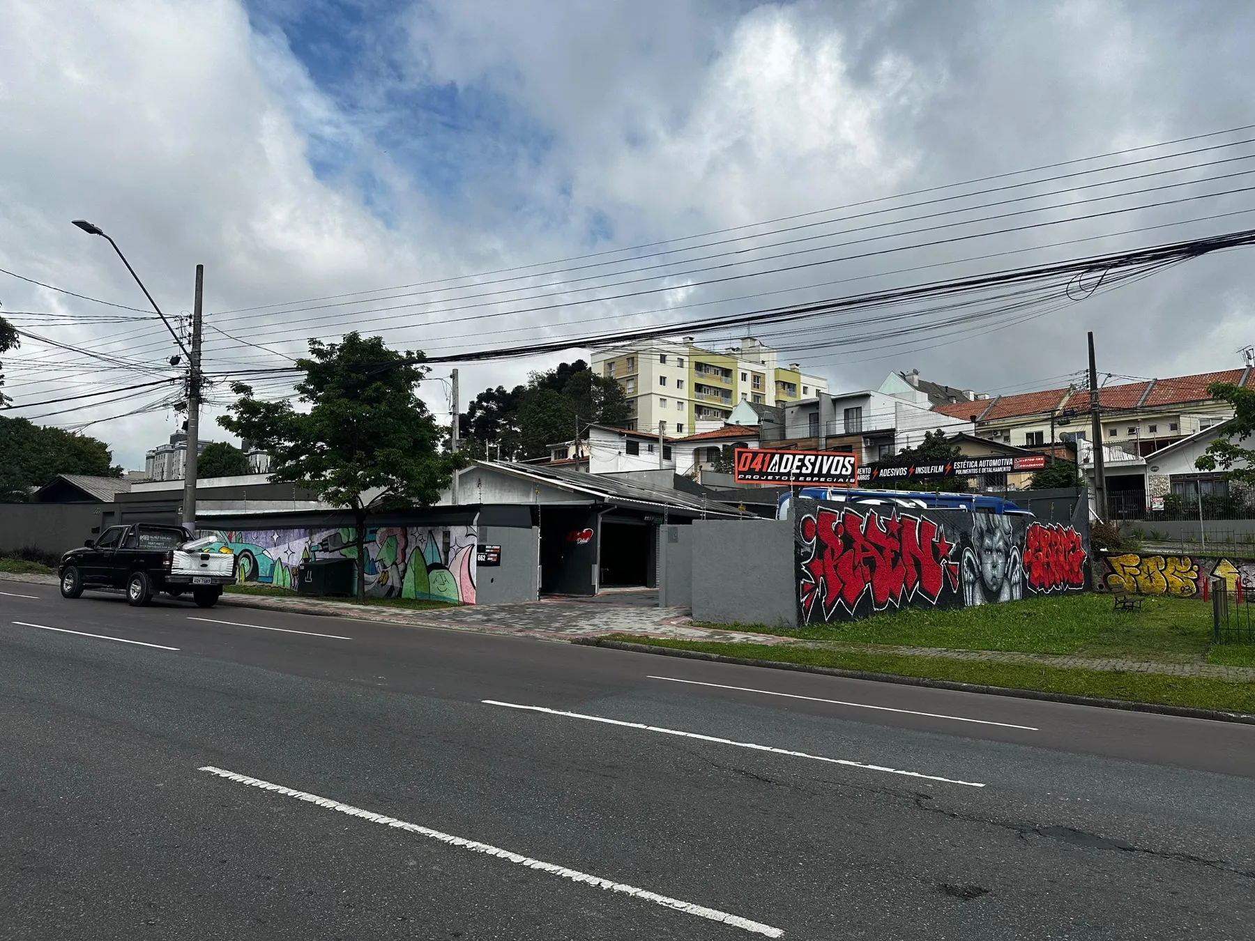 Vista da rua com a fachada da loja 041 Adesivos em Curitiba