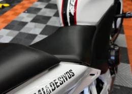 Detalhe de moto naked branca com faixa e adesivo cromado 041 Adesivos