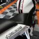 Detalhe de moto naked branca com faixa e adesivo cromado 041 Adesivos
