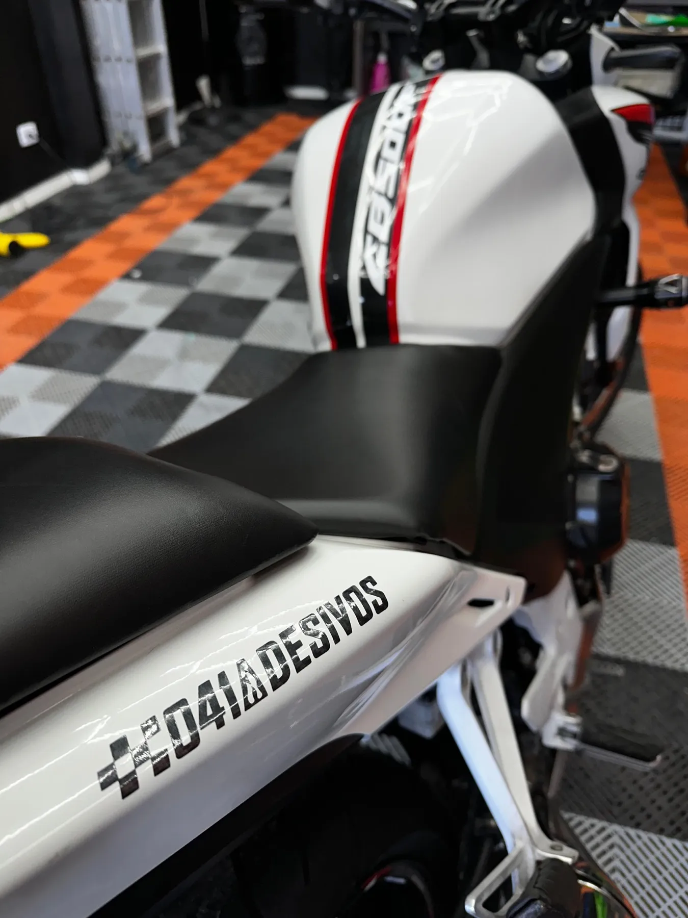 Detalhe de moto naked branca com faixa e adesivo cromado 041 Adesivos