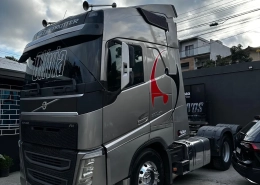 Cavalo mecânico Volvo FH dourado com grafismo vermelho e nome Olivia