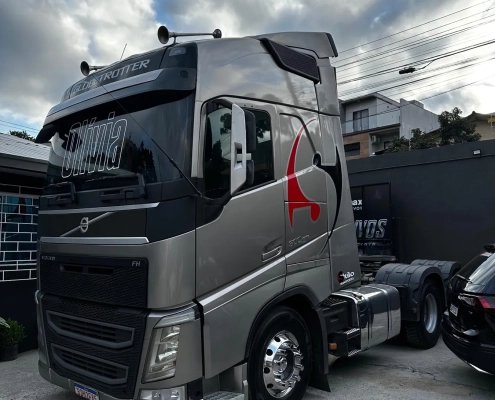 Cavalo mecânico Volvo FH dourado com grafismo vermelho e nome Olivia