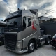 Cavalo mecânico Volvo FH dourado com grafismo vermelho e nome Olivia