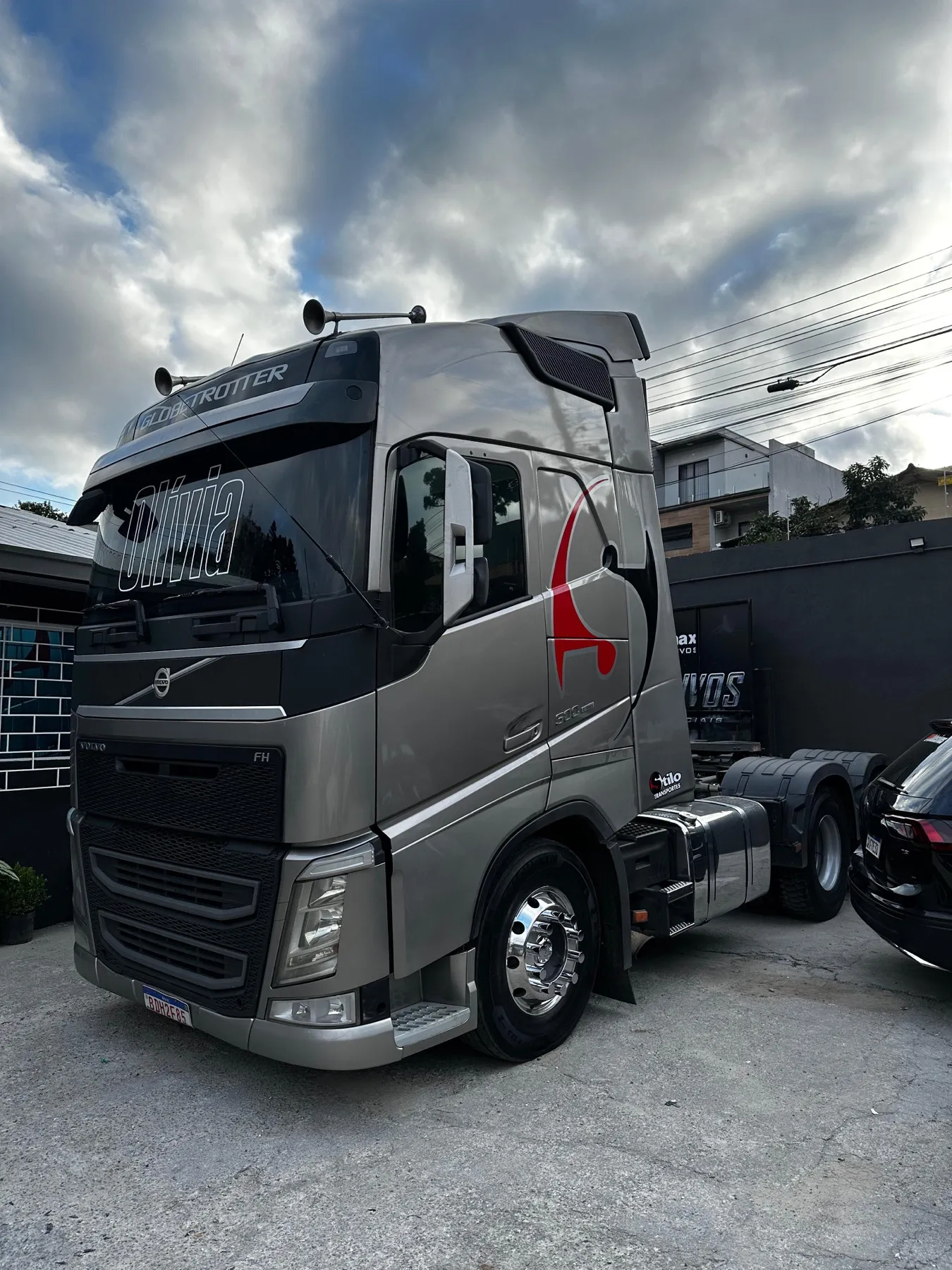 Cavalo mecânico Volvo FH dourado com grafismo vermelho e nome Olivia