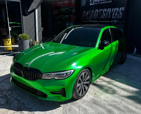 BMW Série 3 envelopado em verde brilhante