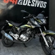 Honda CG 160 preta personalizada em frente à loja 041 Adesivos