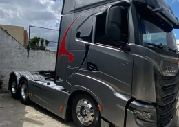 Cavalo mecânico Iveco S-Way cinza com grafismo vermelho Stilo