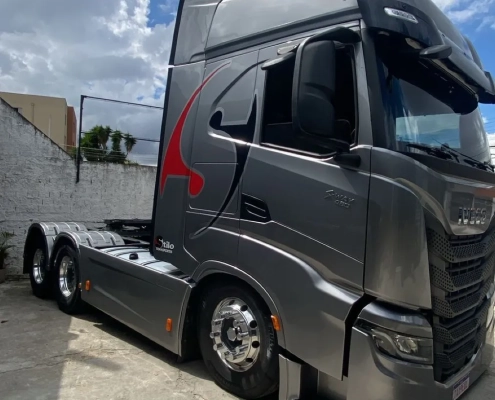 Cavalo mecânico Iveco S-Way cinza com grafismo vermelho Stilo